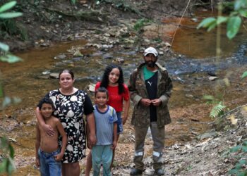 Crianças de comunidade quilombola andam na escuridão para ir à escola