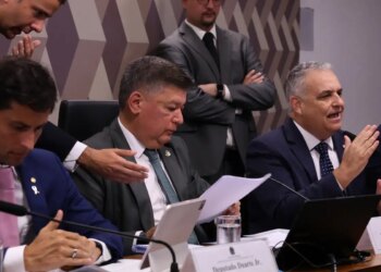 Reunião termina em confusão após atrito entre oposição e governo