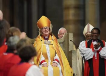 Bispa é empossada como 1ª mulher a liderar a Igreja Anglicana