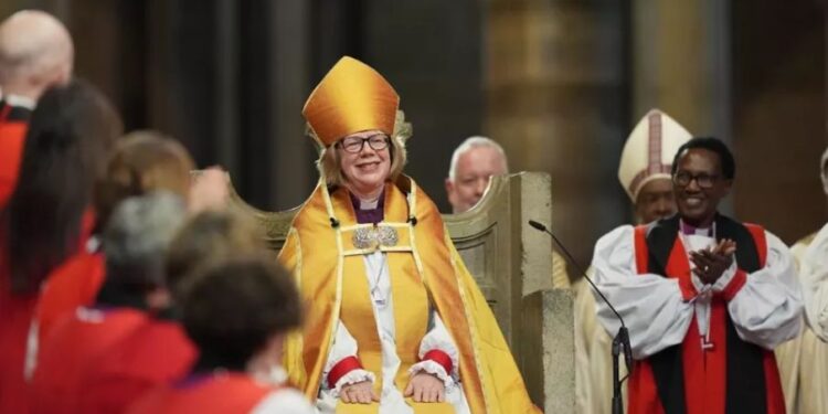 Bispa é empossada como 1ª mulher a liderar a Igreja Anglicana