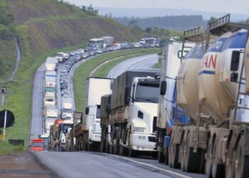 Governo estuda medidas para evitar paralisações de caminhoneiros