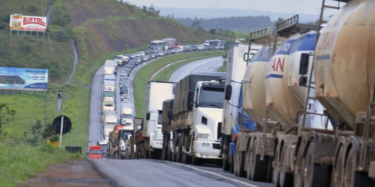 Governo estuda medidas para evitar paralisações de caminhoneiros