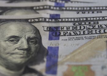 Dólar cai para R$ 5,17 e bolsa sobe com expectativas sobre guerra