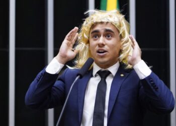Justiça anula condenação de Nikolas Ferreira por uso de peruca