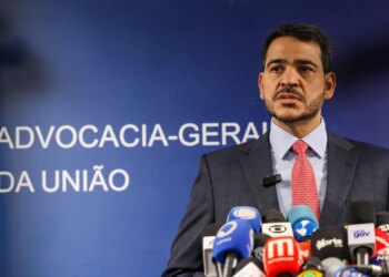 Senador apresenta relatório favorável à indicação de Messias ao STF