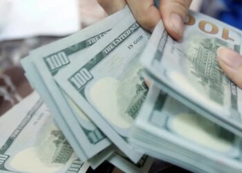 Dólar fecha abaixo de R$ 5, e bolsa cai com cautela global