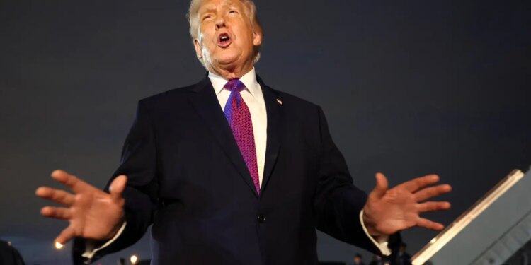 Trump amplia retórica bélica contra Irã e minimiza alta do petróleo