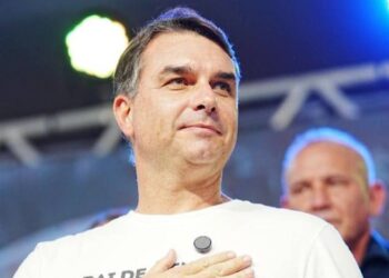 Flávio Bolsonaro recusa convite para evento ligado a Doria