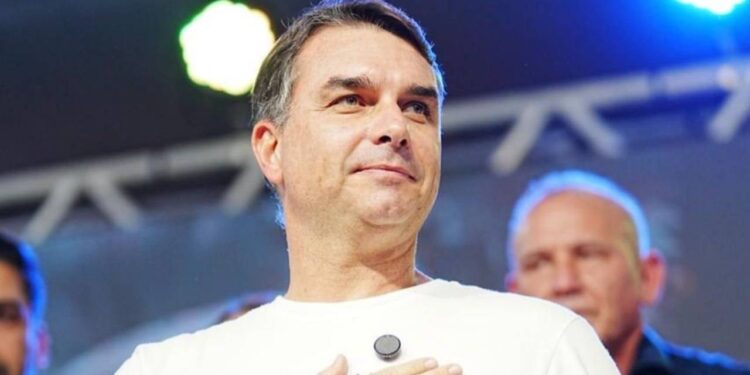 Flávio Bolsonaro recusa convite para evento ligado a Doria