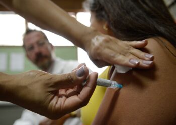Empresas deverão informar trabalhadores sobre cânceres e vacina
