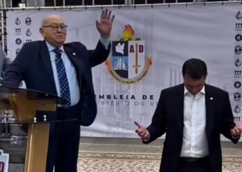 Flávio Bolsonaro visita cúpula da Assembleia de Deus