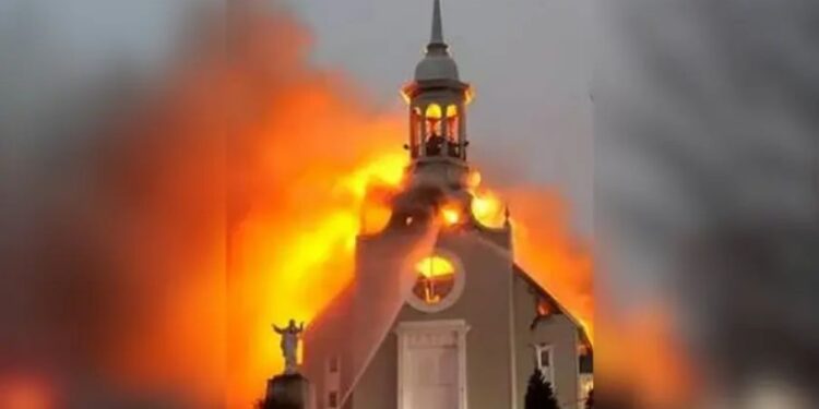 Templo de igreja centenária é destruído por incêndio no Canadá