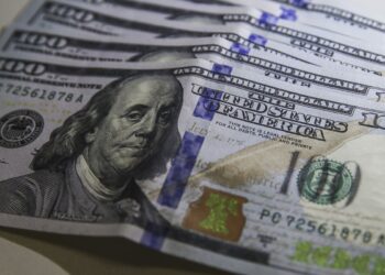 Dólar retoma nível pré-guerra e Bolsa sobe com possível acordo com Irã