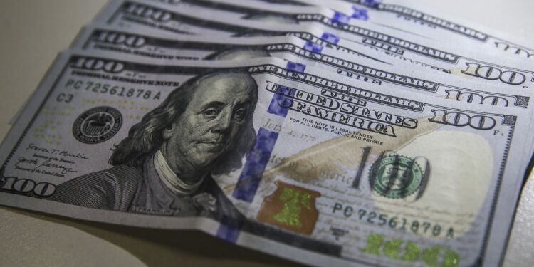 Dólar retoma nível pré-guerra e Bolsa sobe com possível acordo com Irã