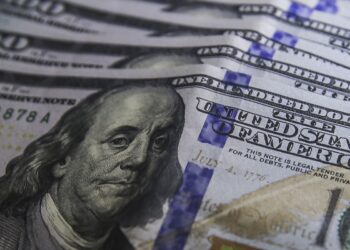 Ibovespa cai e dólar fecha estável em dia de tensão externa