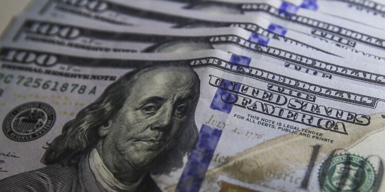 Ibovespa cai e dólar fecha estável em dia de tensão externa
