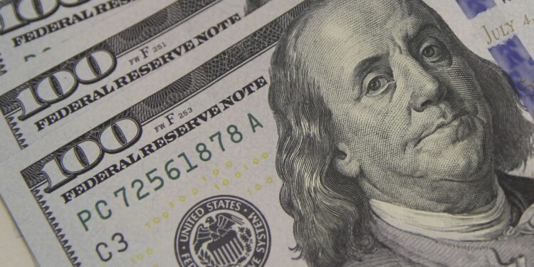 Dólar cai para R$ 5,01, e bolsa renova recorde com ajuda do exterior