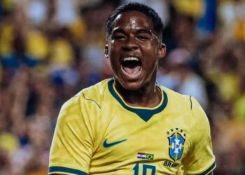 Endrick exalta esposa em sua volta por cima no futebol
