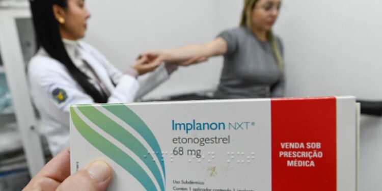 SUS qualifica profissionais para ampliar oferta de implantes hormonais