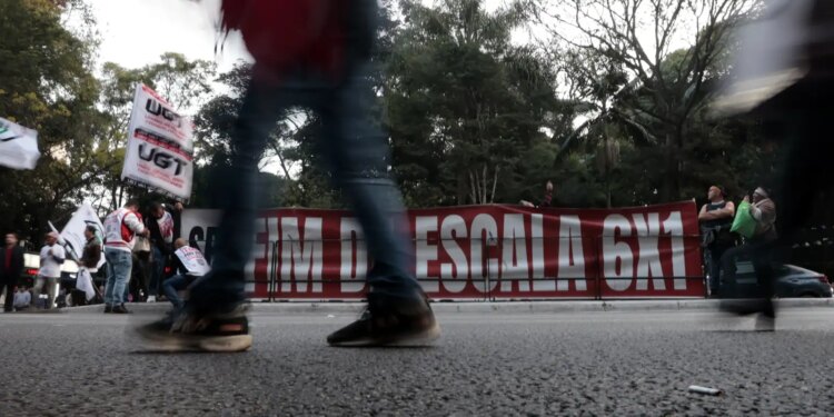 Fim da escala 6×1: governo concorda com tramitação de PECs, diz Motta