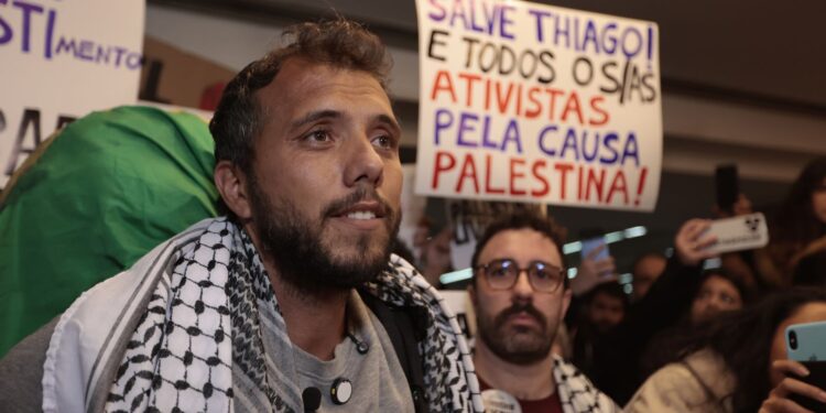 Ativista brasileiro é deportado da Argentina por ordem do governo Milei
