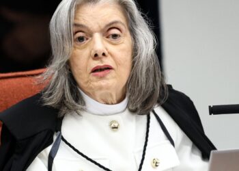 Cármen Lúcia vota para condenar Eduardo Bolsonaro por difamação