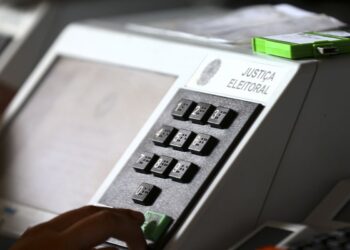 Onze governadores renunciam para disputar eleições de outubro