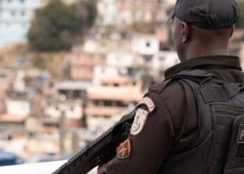 PM apreende três toneladas de drogas, fuzis e pistolas na Maré