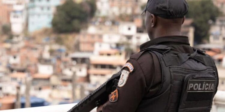 PM apreende três toneladas de drogas, fuzis e pistolas na Maré
