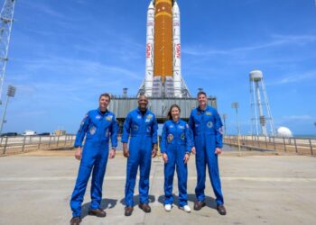 ‘Oro para que Deus abençoe’, diz astronauta líder de missão na lua
