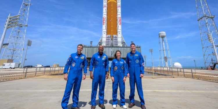 ‘Oro para que Deus abençoe’, diz astronauta líder de missão na lua