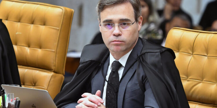 Mendonça diz que juízes não podem “privilegiar amigos”