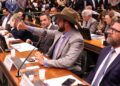 Deputados que ocuparam mesa da Câmara têm mandato suspenso por 60 dias