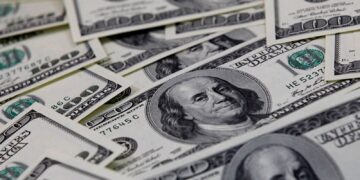 Dólar cai para R$ 4,98, e bolsa sobe em dia de alívio