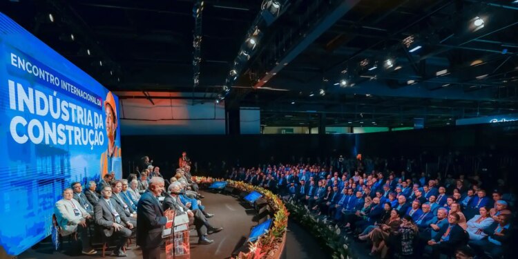 A empresários do setor de construção, Lula defende fim da escala 6×1