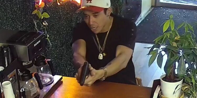 Dono de restaurante clama a Deus durante assalto