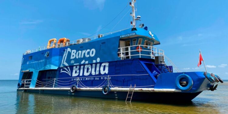 Barco da Bíblia navega na Amazônia com distribuição de Bíblias
