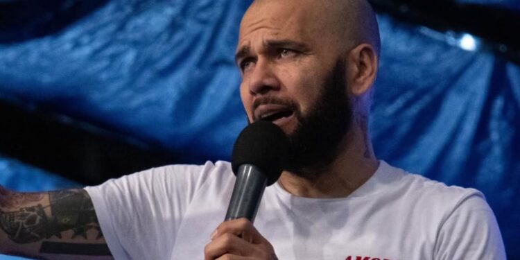 Daniel Alves testemunha conversão em evento na Espanha
