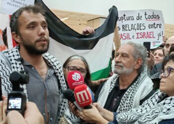 Ativista Thiago Ávila volta ao país após prisão em Israel