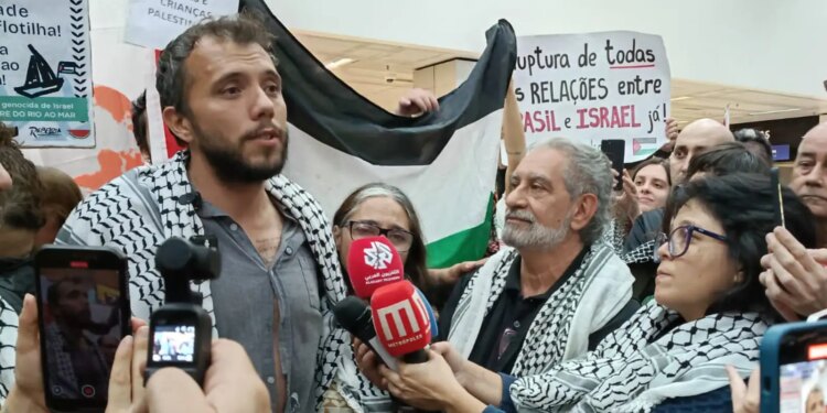 Ativista Thiago Ávila volta ao país após prisão em Israel
